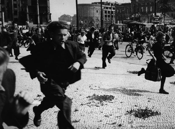 Menschen flüchten vor den Schüssen der Kasernierten Volkspolizei in den britischen Sektor (17. Juni 1953)